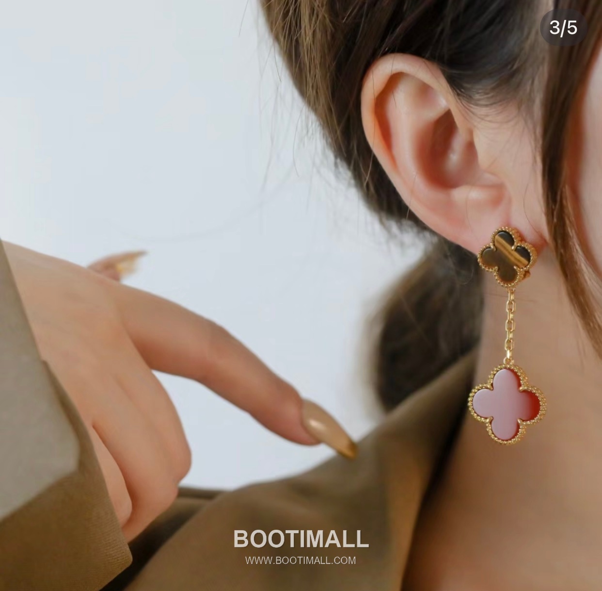 Van Cleef & Arpels Magic Alhambra Mother of Pearl Brass Gold Plated Stud Earring with Clover Motif 반클리프아펠 매직 알함브라 자개 황동 골드도금 스터드 이어링 클로버 모티프 5