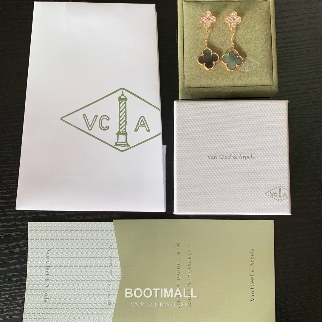 Van Cleef & Arpels Magic Alhambra Mother of Pearl Brass Gold Plated Stud Earring with Clover Motif 반클리프아펠 매직 알함브라 자개 황동 골드도금 스터드 이어링 클로버 모티프 10