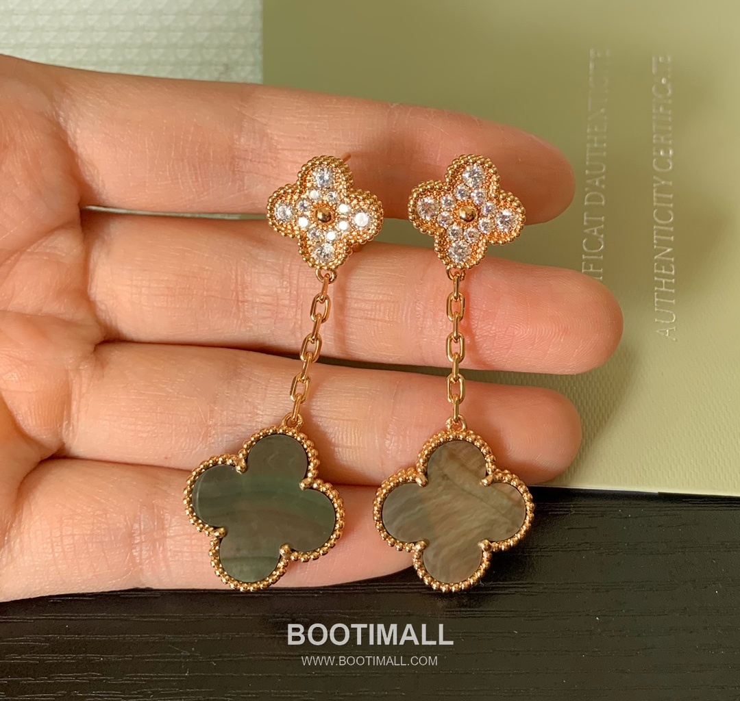 Van Cleef & Arpels Magic Alhambra Mother of Pearl Brass Gold Plated Stud Earring with Clover Motif 반클리프아펠 매직 알함브라 자개 황동 골드도금 스터드 이어링 클로버 모티프 14