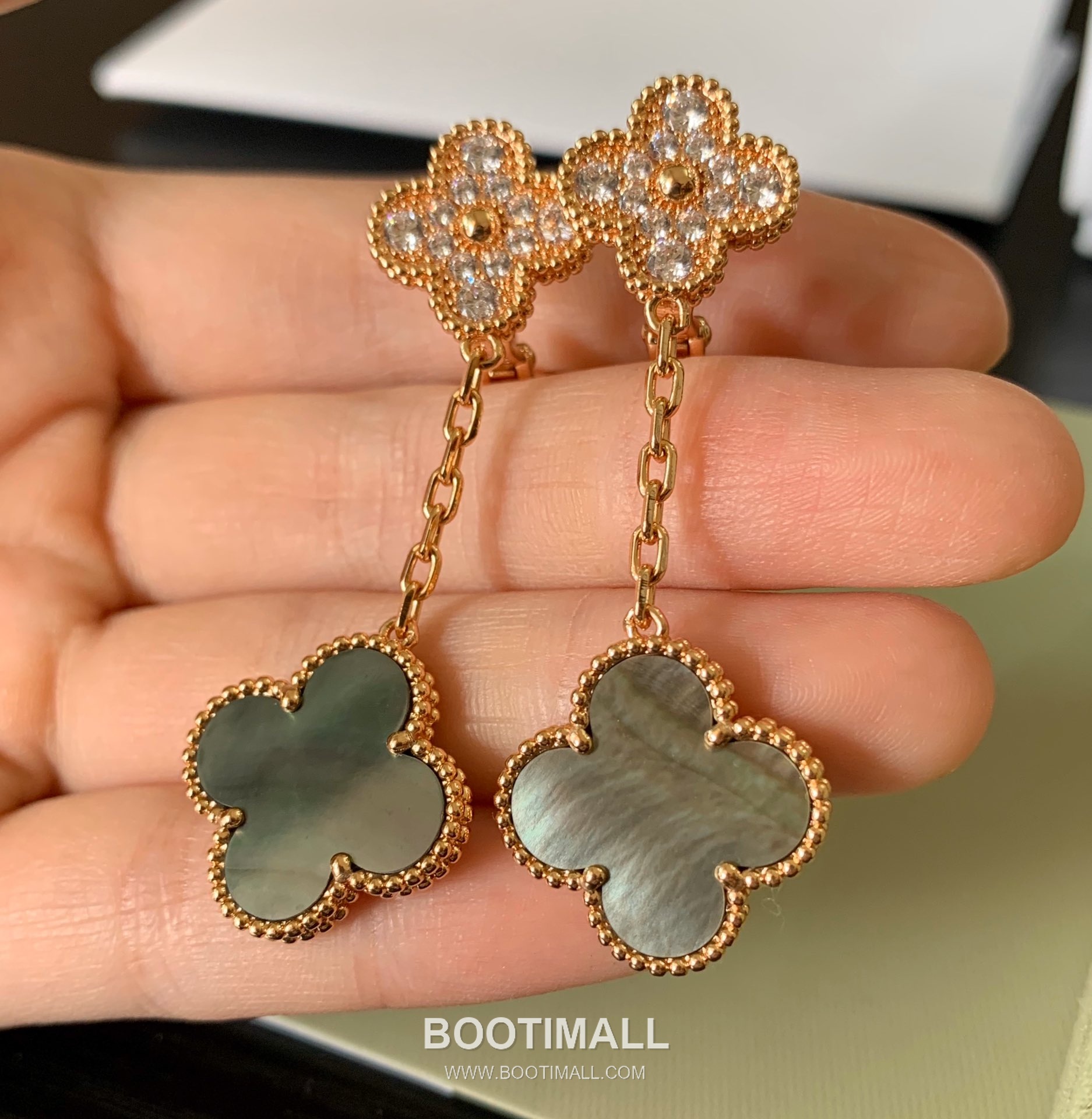 Van Cleef & Arpels Magic Alhambra Mother of Pearl Brass Gold Plated Stud Earring with Clover Motif 반클리프아펠 매직 알함브라 자개 황동 골드도금 스터드 이어링 클로버 모티프 15