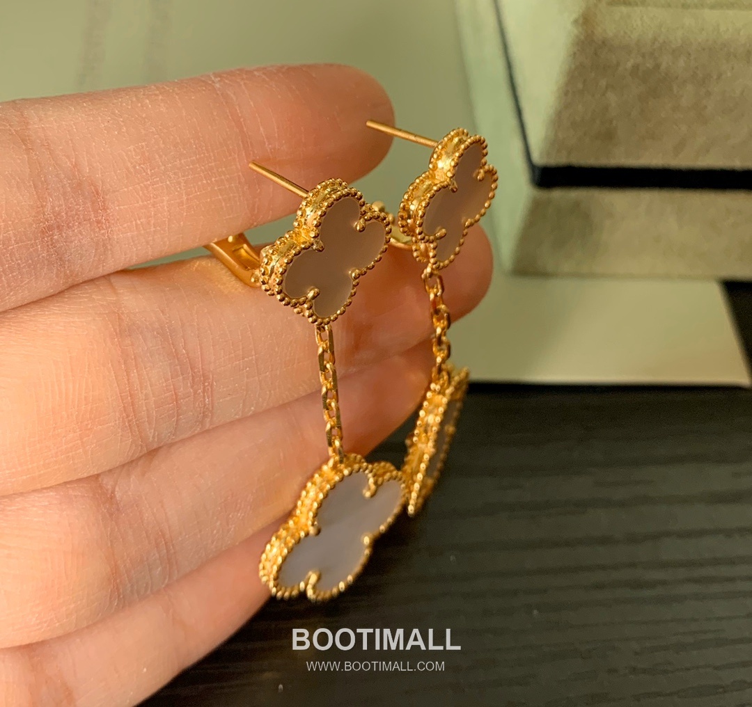 Van Cleef & Arpels Magic Alhambra Mother of Pearl Brass Gold Plated Stud Earring with Clover Motif 반클리프아펠 매직 알함브라 자개 황동 골드도금 스터드 이어링 클로버 모티프 5