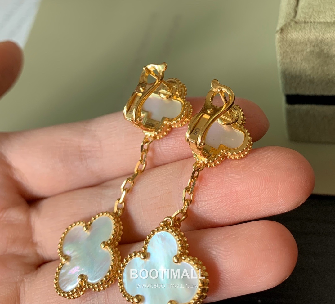 Van Cleef & Arpels Magic Alhambra Mother of Pearl Brass Gold Plated Stud Earring with Clover Motif 반클리프아펠 매직 알함브라 자개 황동 골드도금 스터드 이어링 클로버 모티프 7