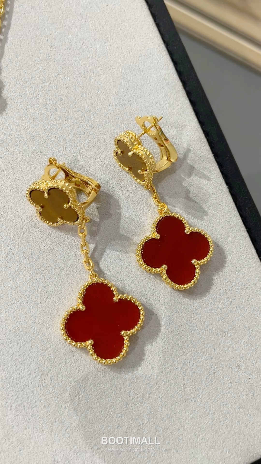 Van Cleef & Arpels Magic Alhambra Mother of Pearl Brass Gold Plated Stud Earring with Clover Motif 반클리프아펠 매직 알함브라 자개 황동 골드도금 스터드 이어링 클로버 모티프 1