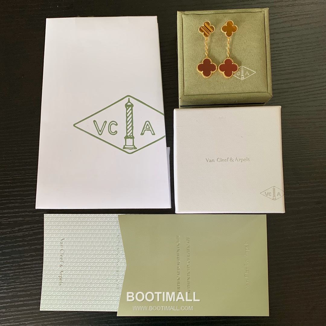 Van Cleef & Arpels Magic Alhambra Mother of Pearl Brass Gold Plated Stud Earring with Clover Motif 반클리프아펠 매직 알함브라 자개 황동 골드도금 스터드 이어링 클로버 모티프 2