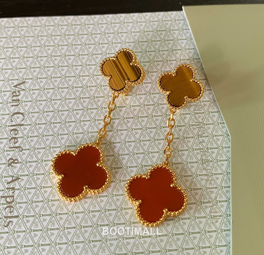 Van Cleef & Arpels Magic Alhambra Mother of Pearl Brass Gold Plated Stud Earring with Clover Motif 반클리프아펠 매직 알함브라 자개 황동 골드도금 스터드 이어링 클로버 모티프 4