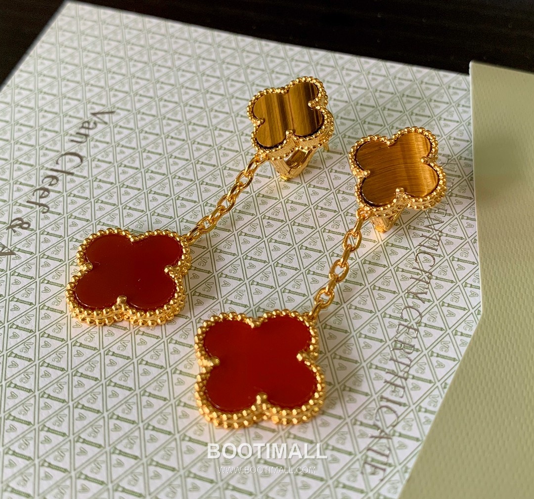 Van Cleef & Arpels Magic Alhambra Mother of Pearl Brass Gold Plated Stud Earring with Clover Motif 반클리프아펠 매직 알함브라 자개 황동 골드도금 스터드 이어링 클로버 모티프 5