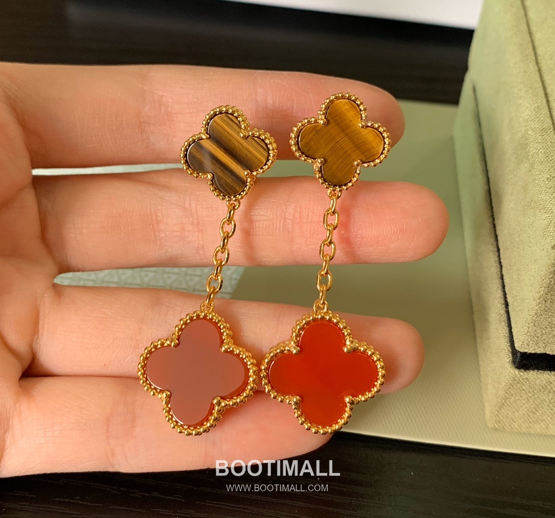 Van Cleef & Arpels Magic Alhambra Mother of Pearl Brass Gold Plated Stud Earring with Clover Motif 반클리프아펠 매직 알함브라 자개 황동 골드도금 스터드 이어링 클로버 모티프 6