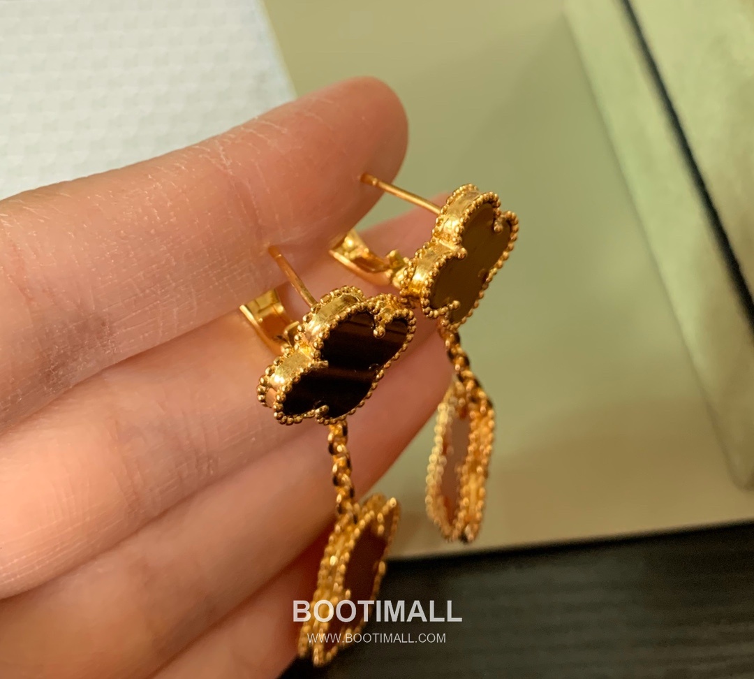 Van Cleef & Arpels Magic Alhambra Mother of Pearl Brass Gold Plated Stud Earring with Clover Motif 반클리프아펠 매직 알함브라 자개 황동 골드도금 스터드 이어링 클로버 모티프 7