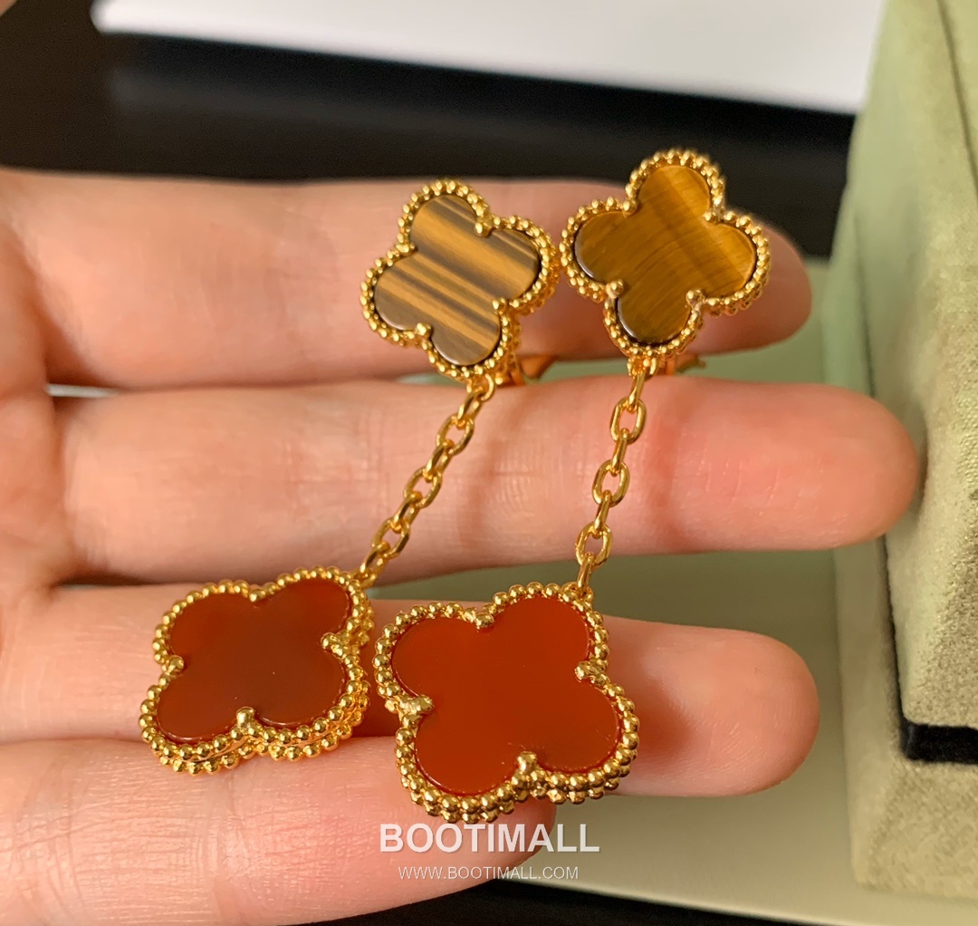 Van Cleef & Arpels Magic Alhambra Mother of Pearl Brass Gold Plated Stud Earring with Clover Motif 반클리프아펠 매직 알함브라 자개 황동 골드도금 스터드 이어링 클로버 모티프 8