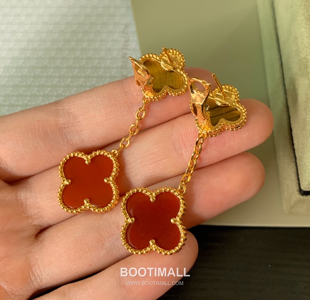 Van Cleef & Arpels Magic Alhambra Mother of Pearl Brass Gold Plated Stud Earring with Clover Motif 반클리프아펠 매직 알함브라 자개 황동 골드도금 스터드 이어링 클로버 모티프 9