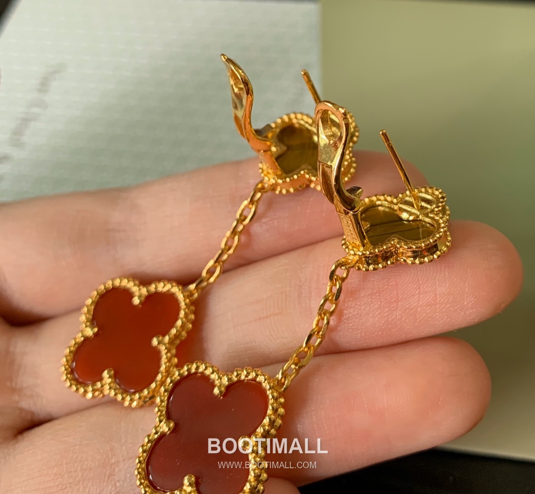 Van Cleef & Arpels Magic Alhambra Mother of Pearl Brass Gold Plated Stud Earring with Clover Motif 반클리프아펠 매직 알함브라 자개 황동 골드도금 스터드 이어링 클로버 모티프 10