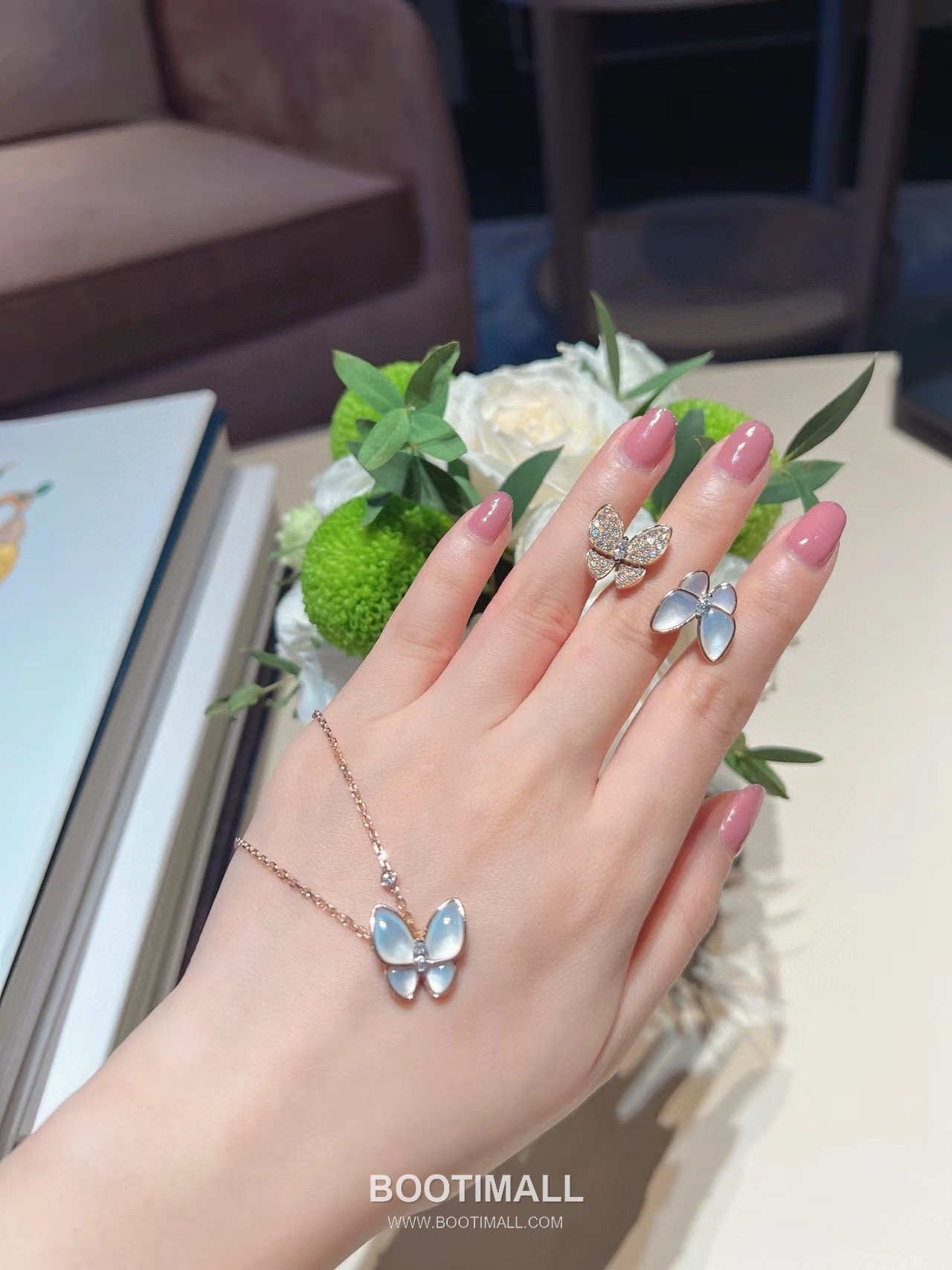 Van Cleef & Arpels Two Butterfly Turquoise Diamond 18K White Gold Necklace with Butterfly Motif 반클리프아펠 투 버터플라이 터키석 다이아 18K 화이트골드 네클리스 버터플라이 모티프 18