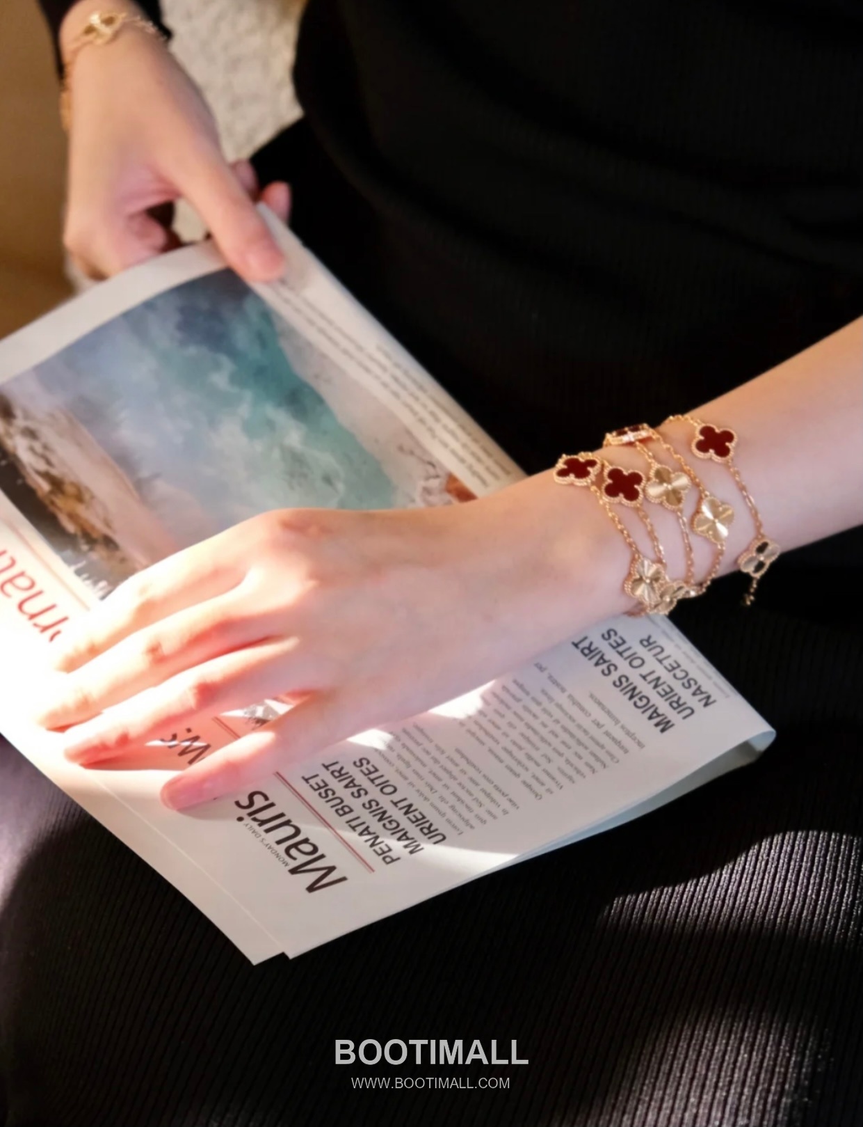 Van Cleef & Arpels Alhambra Carnelian Laser Engraved 18K Yellow Gold Bracelet with Clover Motif 반클리프아펠 알함브라 카넬리안 레이저 인그레이브드 18K 옐로우골드 브레이슬릿 클로버 모티프 1