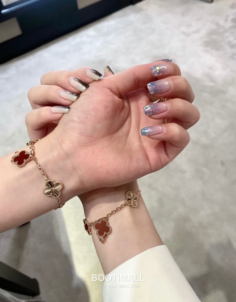 Van Cleef & Arpels Alhambra Carnelian Laser Engraved 18K Yellow Gold Bracelet with Clover Motif 반클리프아펠 알함브라 카넬리안 레이저 인그레이브드 18K 옐로우골드 브레이슬릿 클로버 모티프 2