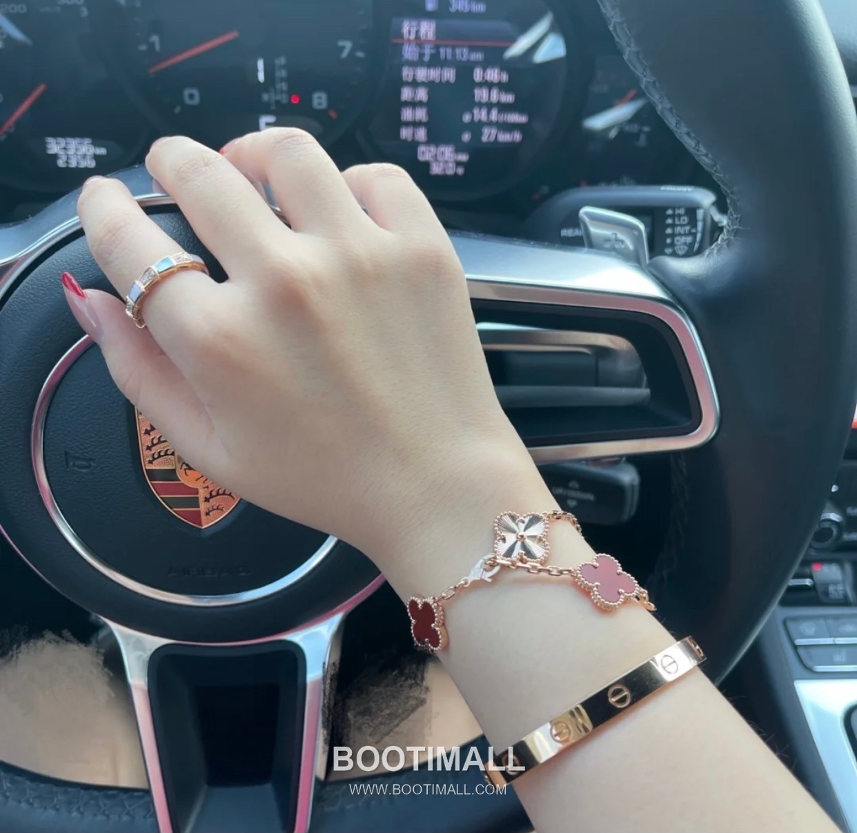 Van Cleef & Arpels Alhambra Carnelian Laser Engraved 18K Yellow Gold Bracelet with Clover Motif 반클리프아펠 알함브라 카넬리안 레이저 인그레이브드 18K 옐로우골드 브레이슬릿 클로버 모티프 3