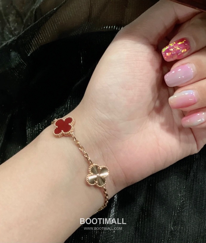Van Cleef & Arpels Alhambra Carnelian Laser Engraved 18K Yellow Gold Bracelet with Clover Motif 반클리프아펠 알함브라 카넬리안 레이저 인그레이브드 18K 옐로우골드 브레이슬릿 클로버 모티프 4