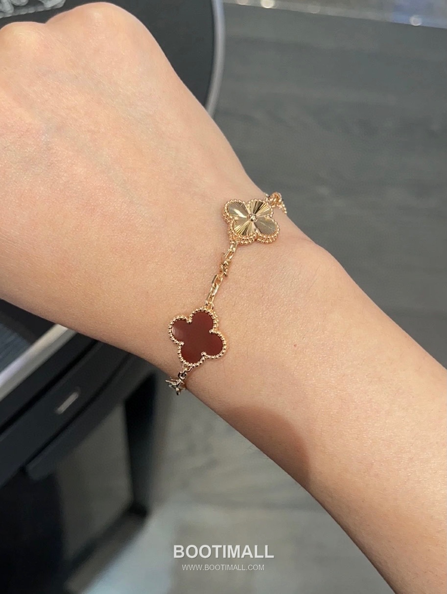 Van Cleef & Arpels Alhambra Carnelian Laser Engraved 18K Yellow Gold Bracelet with Clover Motif 반클리프아펠 알함브라 카넬리안 레이저 인그레이브드 18K 옐로우골드 브레이슬릿 클로버 모티프 5