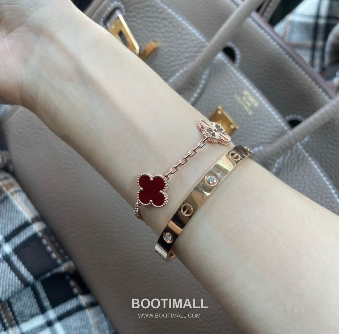 Van Cleef & Arpels Alhambra Carnelian Laser Engraved 18K Yellow Gold Bracelet with Clover Motif 반클리프아펠 알함브라 카넬리안 레이저 인그레이브드 18K 옐로우골드 브레이슬릿 클로버 모티프 6