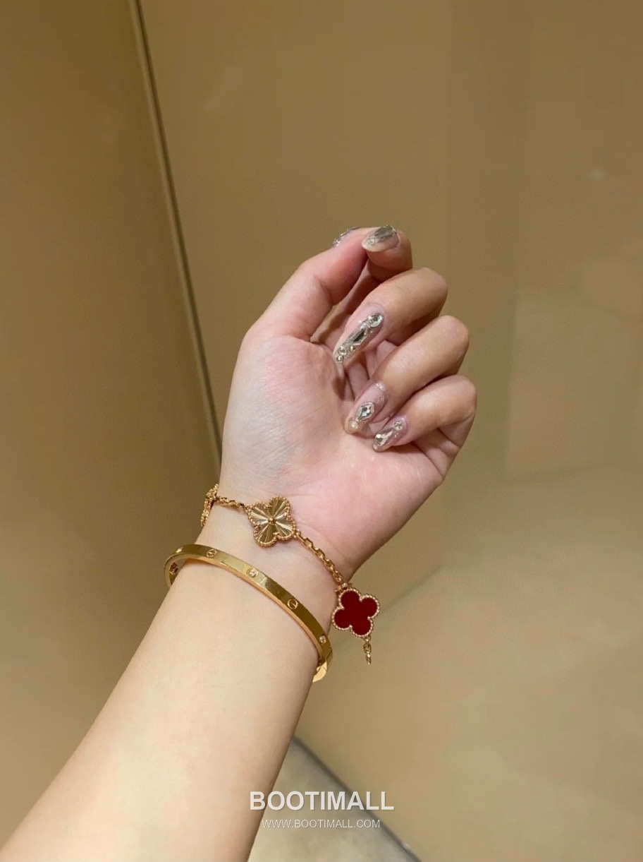Van Cleef & Arpels Alhambra Carnelian Laser Engraved 18K Yellow Gold Bracelet with Clover Motif 반클리프아펠 알함브라 카넬리안 레이저 인그레이브드 18K 옐로우골드 브레이슬릿 클로버 모티프 7