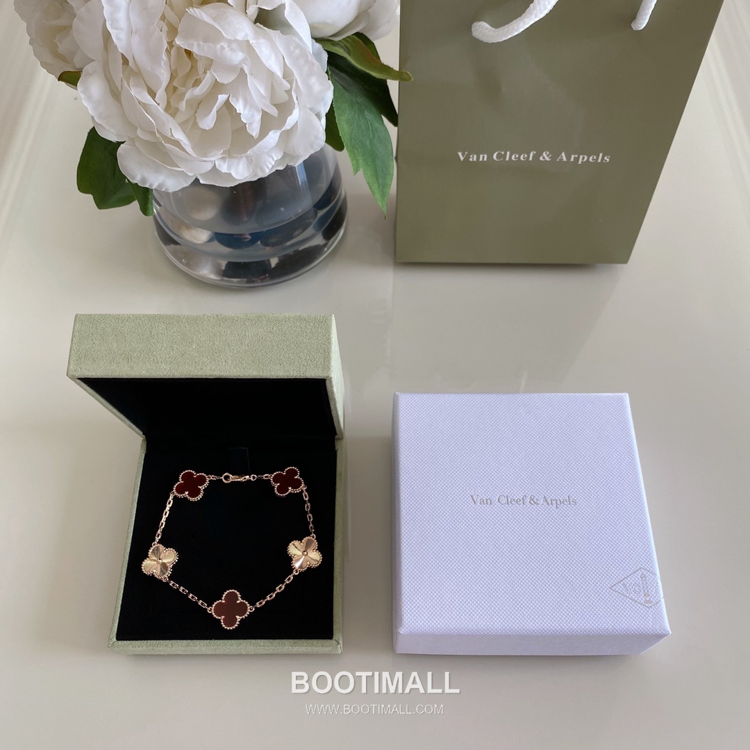 Van Cleef & Arpels Alhambra Carnelian Laser Engraved 18K Yellow Gold Bracelet with Clover Motif 반클리프아펠 알함브라 카넬리안 레이저 인그레이브드 18K 옐로우골드 브레이슬릿 클로버 모티프 9