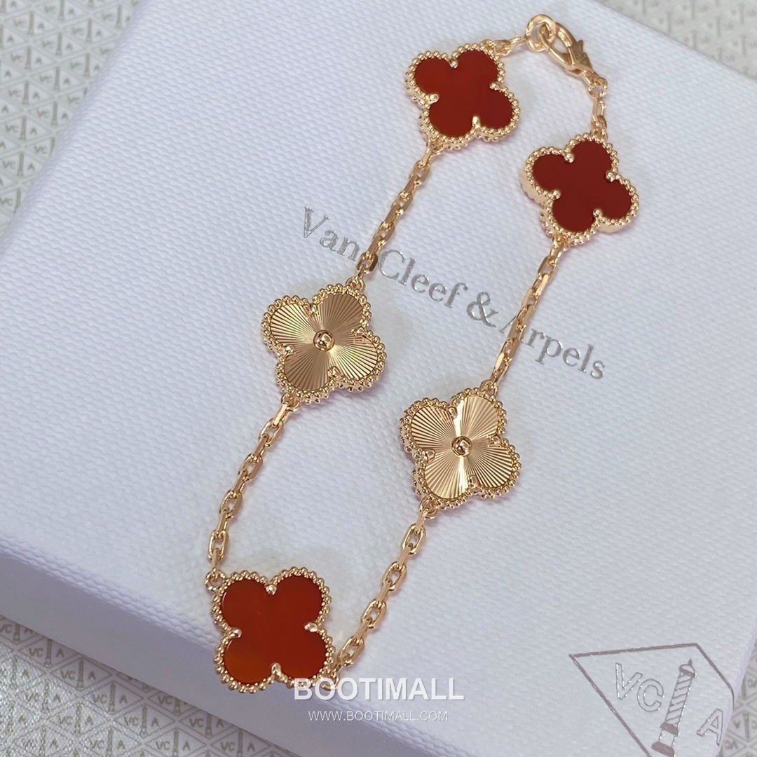 Van Cleef & Arpels Alhambra Carnelian Laser Engraved 18K Yellow Gold Bracelet with Clover Motif 반클리프아펠 알함브라 카넬리안 레이저 인그레이브드 18K 옐로우골드 브레이슬릿 클로버 모티프 10