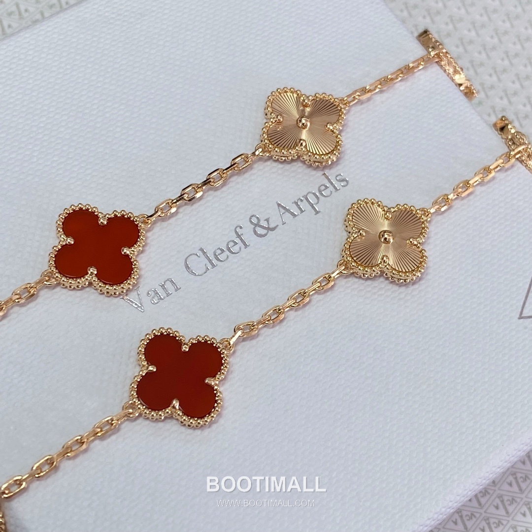 Van Cleef & Arpels Alhambra Carnelian Laser Engraved 18K Yellow Gold Bracelet with Clover Motif 반클리프아펠 알함브라 카넬리안 레이저 인그레이브드 18K 옐로우골드 브레이슬릿 클로버 모티프 11
