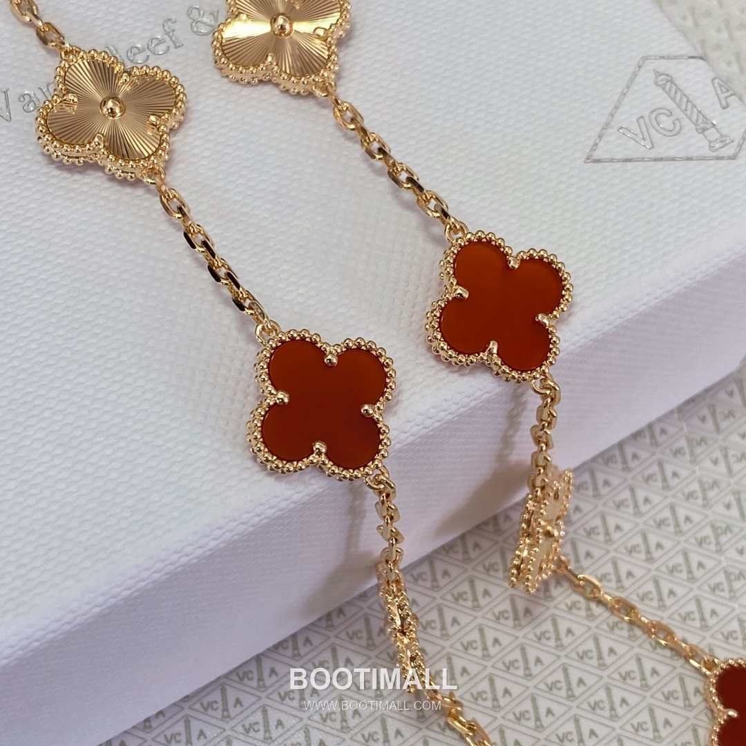Van Cleef & Arpels Alhambra Carnelian Laser Engraved 18K Yellow Gold Bracelet with Clover Motif 반클리프아펠 알함브라 카넬리안 레이저 인그레이브드 18K 옐로우골드 브레이슬릿 클로버 모티프 12