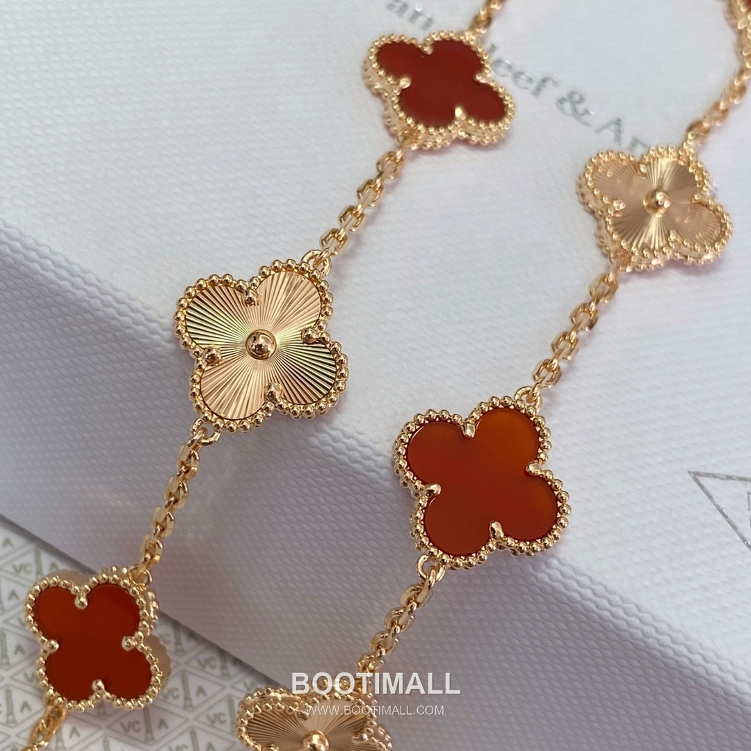 Van Cleef & Arpels Alhambra Carnelian Laser Engraved 18K Yellow Gold Bracelet with Clover Motif 반클리프아펠 알함브라 카넬리안 레이저 인그레이브드 18K 옐로우골드 브레이슬릿 클로버 모티프 13