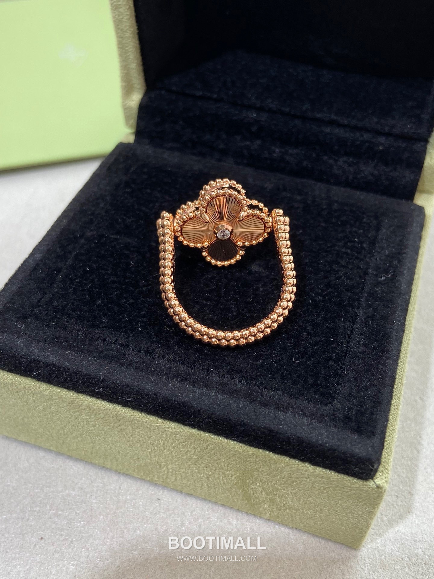 Van Cleef & Arpels Alhambra Carnelian Diamond Brass Gold Plated Ring with Rotating Clover Motif 반클리프아펠 알함브라 카넬리안 다이아 황동 골드도금 링 회전형 클로버 모티프 11