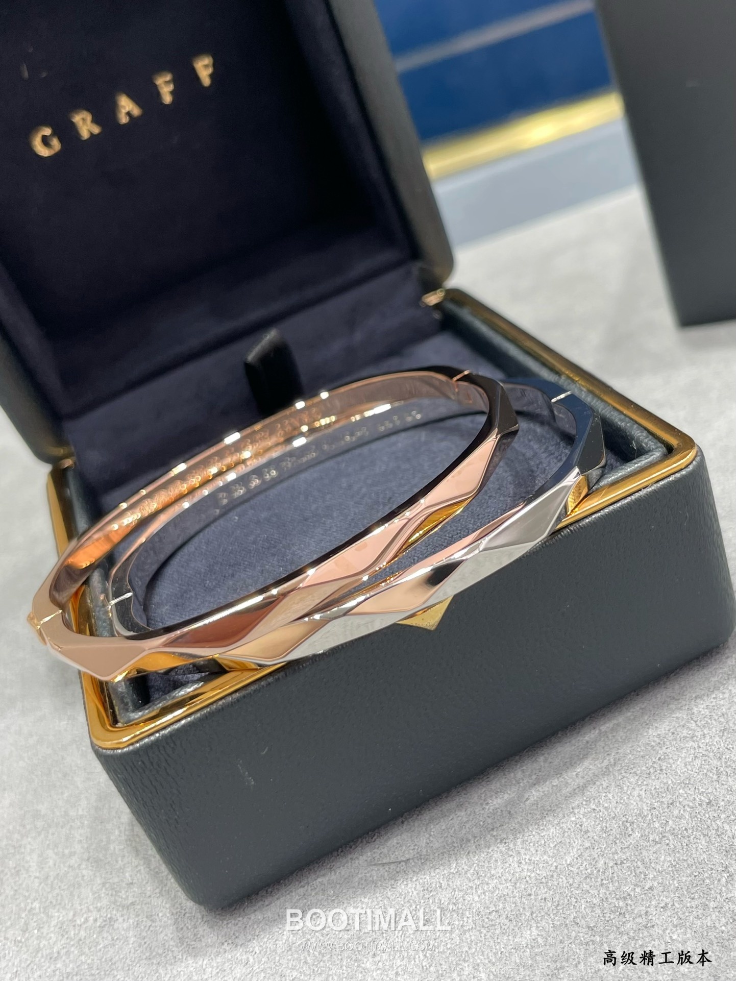 Graff Diamond Shape Plain Brass Silver Plated Bracelet with Geometric Motif 그라프 다이아몬드 쉐입 플레인 황동 실버도금 브레이슬릿 기하학 모티프 1