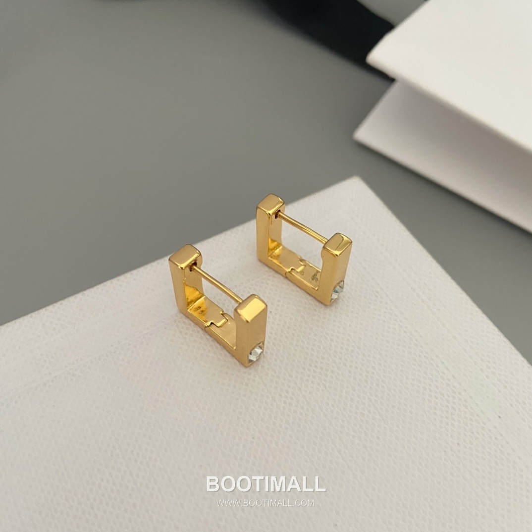 Celine Square Brass Gold Plated Stud Earring with Minimal Logo Detail 셀린느 스퀘어 황동 골드도금 스터드 이어링 미니멀 로고 디테일 3