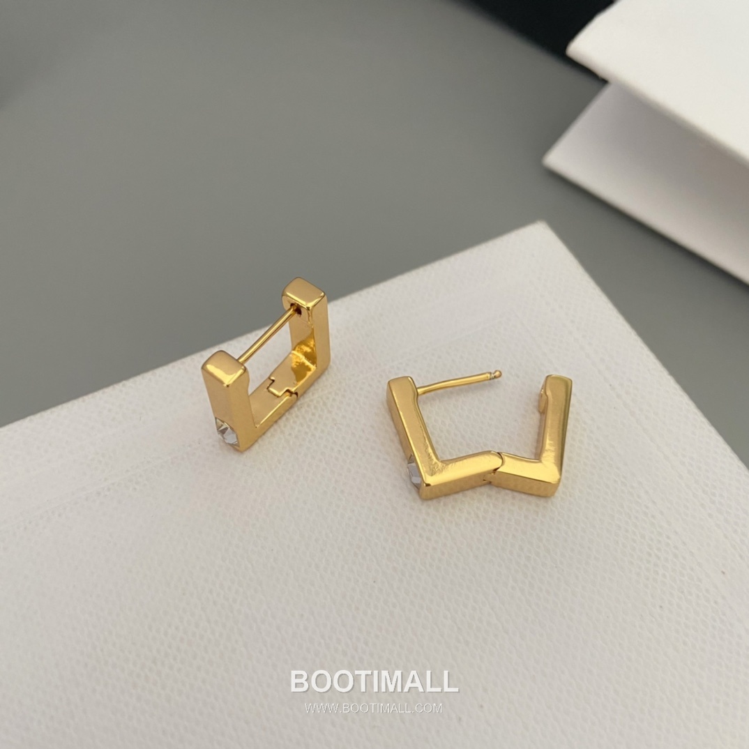 Celine Square Brass Gold Plated Stud Earring with Minimal Logo Detail 셀린느 스퀘어 황동 골드도금 스터드 이어링 미니멀 로고 디테일 4