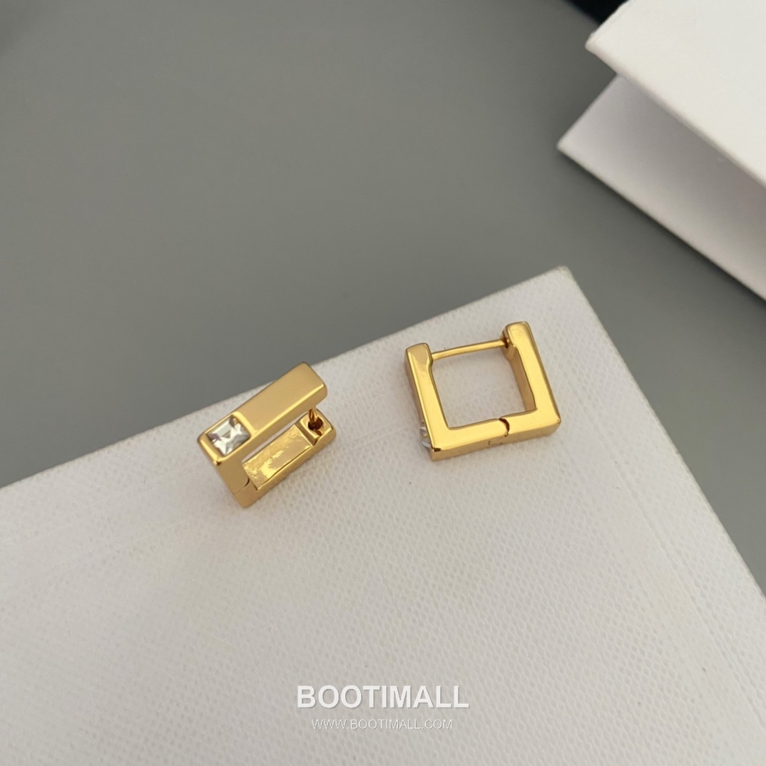 Celine Square Brass Gold Plated Stud Earring with Minimal Logo Detail 셀린느 스퀘어 황동 골드도금 스터드 이어링 미니멀 로고 디테일 5