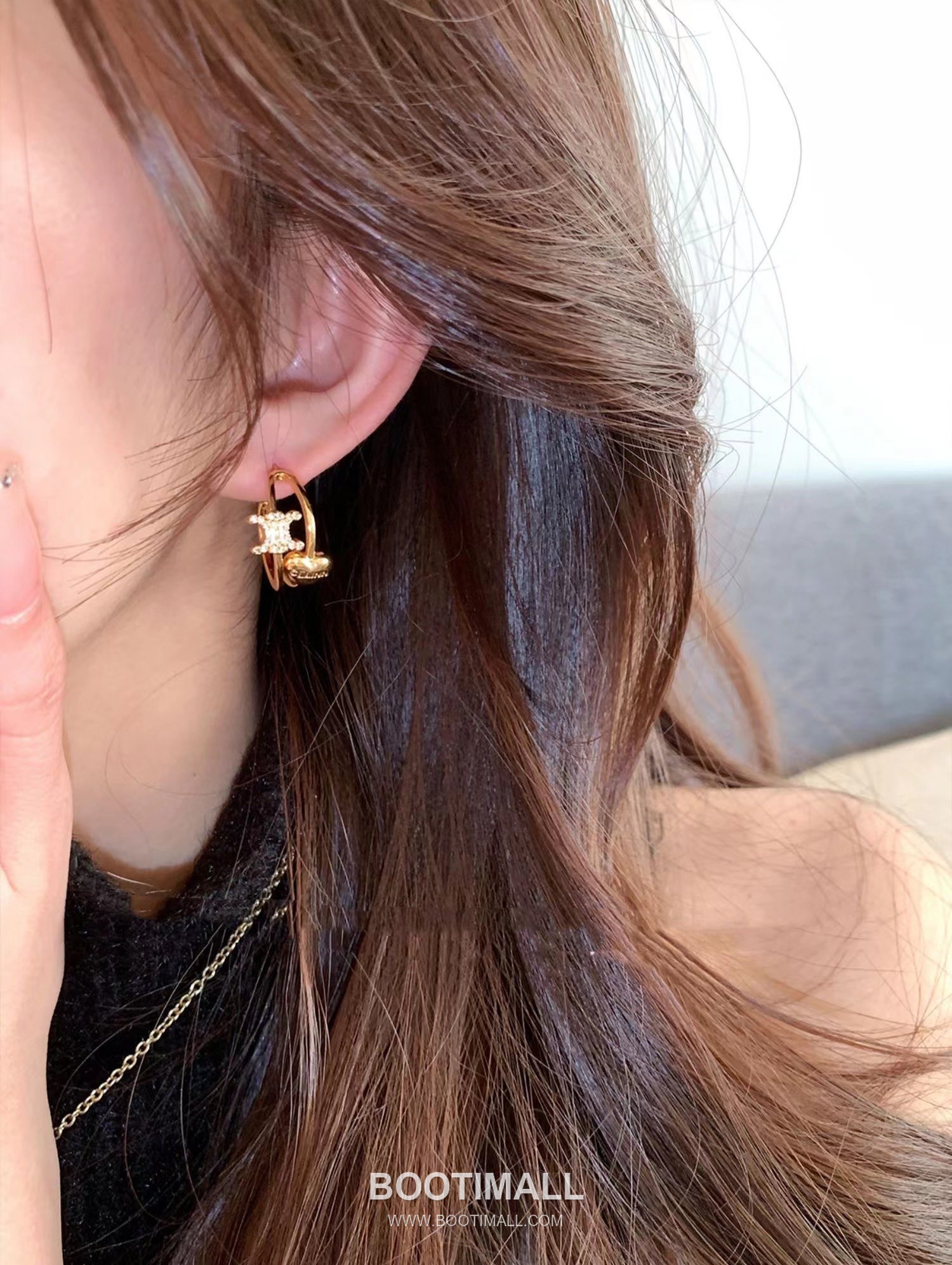 Celine Triomphe Heart Brass Gold Plated Curved Stud Earring with Logo Detail 셀린느 트리옹프 하트 황동 골드도금 커브드 스터드 이어링 로고 디테일 1