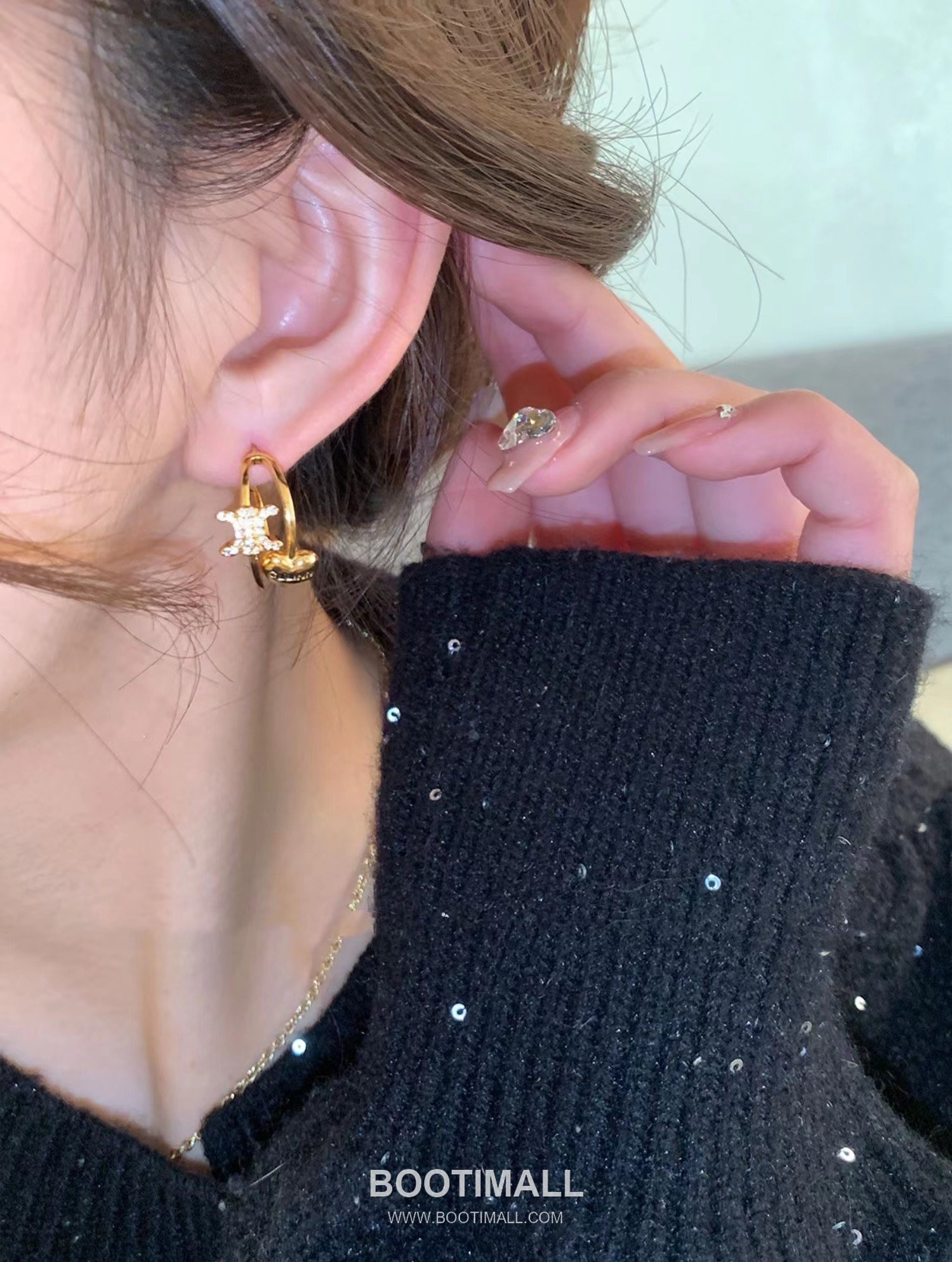 Celine Triomphe Heart Brass Gold Plated Curved Stud Earring with Logo Detail 셀린느 트리옹프 하트 황동 골드도금 커브드 스터드 이어링 로고 디테일 2