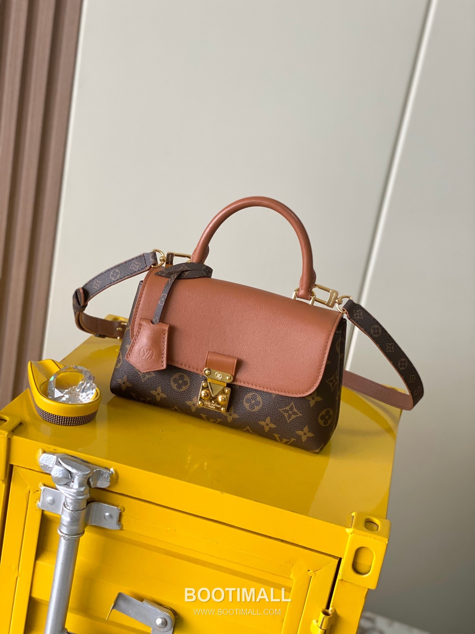 Louis Vuitton Madeleine BB Calfskin Leather Top Handle Bag with Flap Lock Detail 루이비통 마들렌 BB 카프스킨 탑핸들 플랩락 토트백 M27511 24cm 8