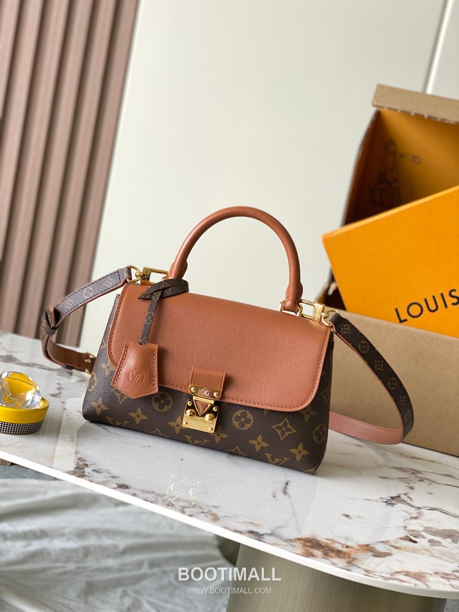 Louis Vuitton Madeleine BB Calfskin Leather Top Handle Bag with Flap Lock Detail 루이비통 마들렌 BB 카프스킨 탑핸들 플랩락 토트백 M27511 24cm 9