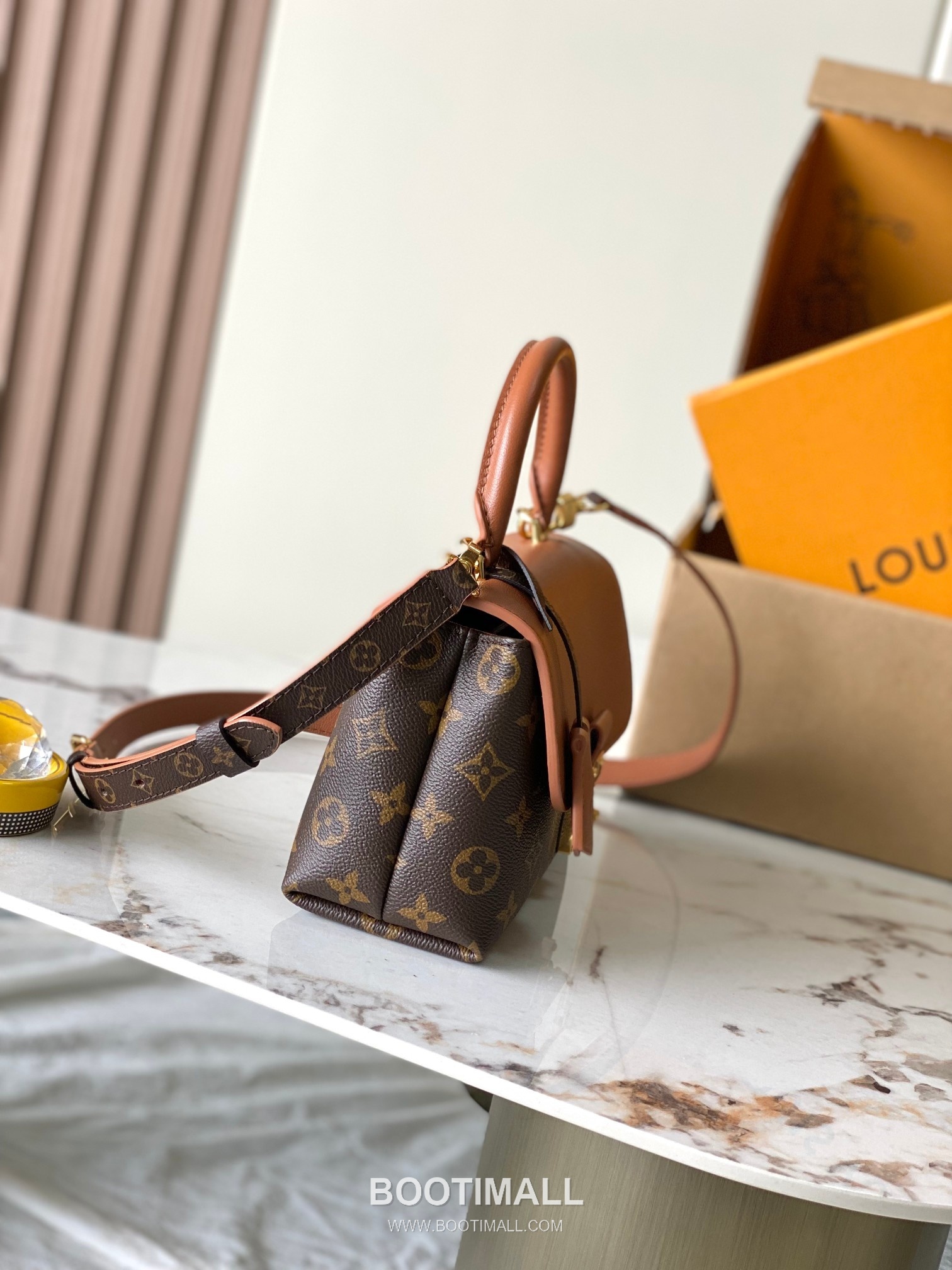 Louis Vuitton Madeleine BB Calfskin Leather Top Handle Bag with Flap Lock Detail 루이비통 마들렌 BB 카프스킨 탑핸들 플랩락 토트백 M27511 24cm 10