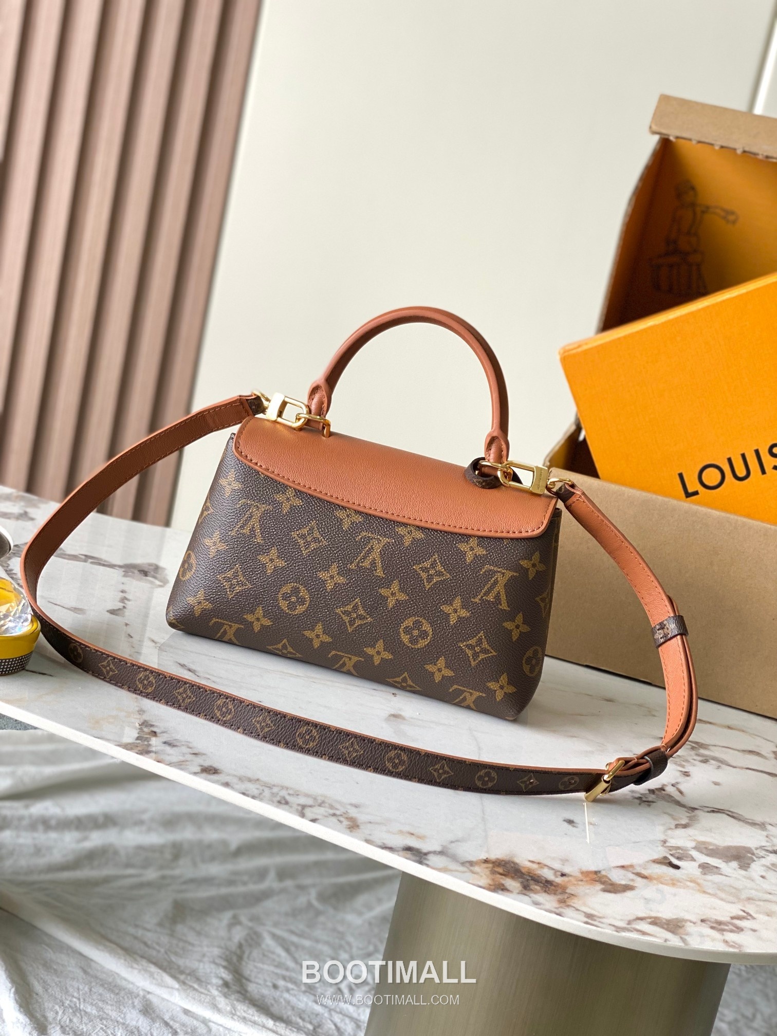 Louis Vuitton Madeleine BB Calfskin Leather Top Handle Bag with Flap Lock Detail 루이비통 마들렌 BB 카프스킨 탑핸들 플랩락 토트백 M27511 24cm 11