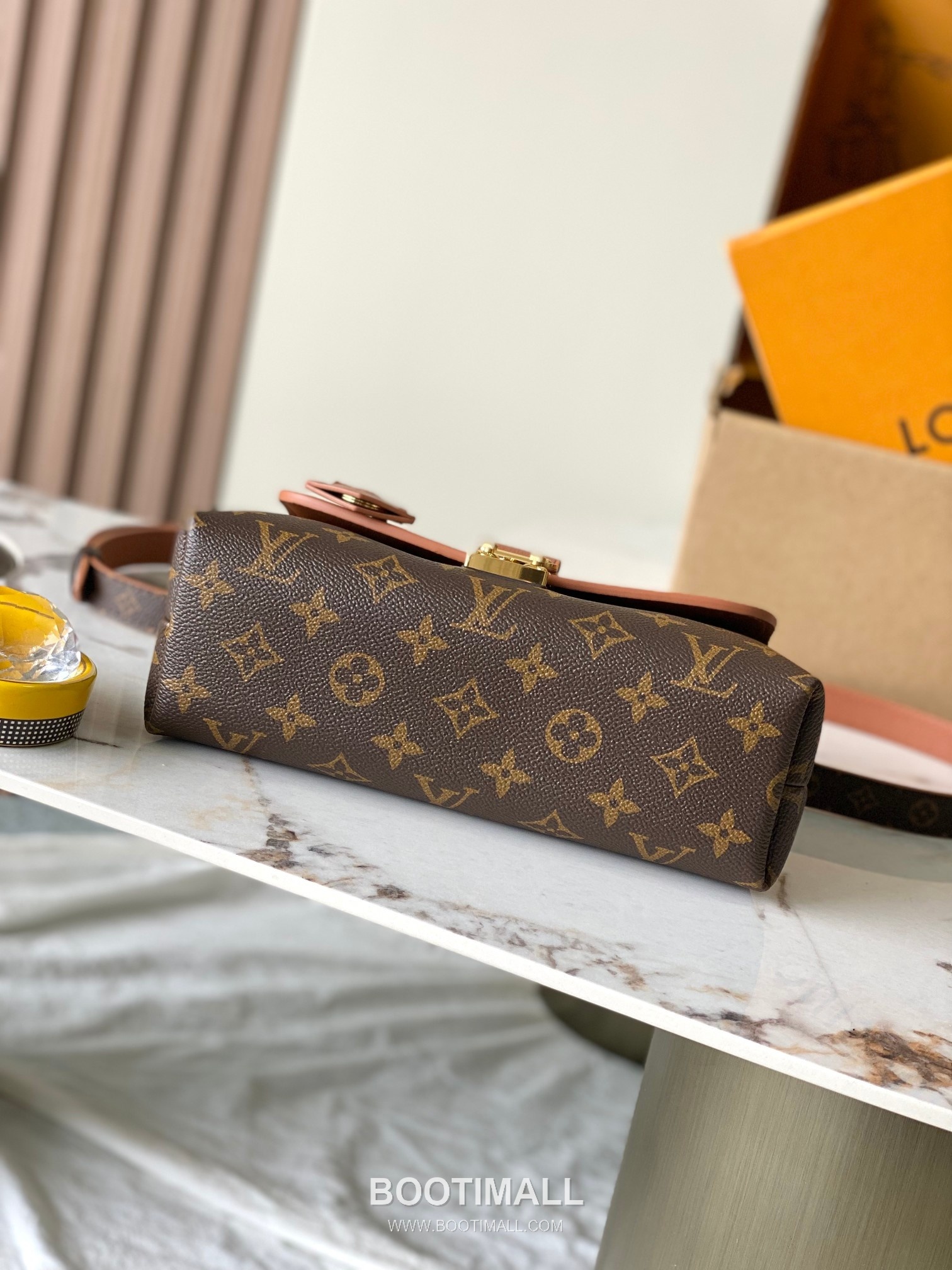 Louis Vuitton Madeleine BB Calfskin Leather Top Handle Bag with Flap Lock Detail 루이비통 마들렌 BB 카프스킨 탑핸들 플랩락 토트백 M27511 24cm 12