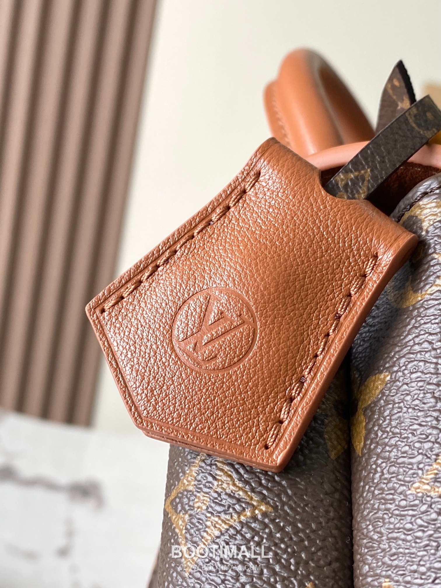 Louis Vuitton Madeleine BB Calfskin Leather Top Handle Bag with Flap Lock Detail 루이비통 마들렌 BB 카프스킨 탑핸들 플랩락 토트백 M27511 24cm 14