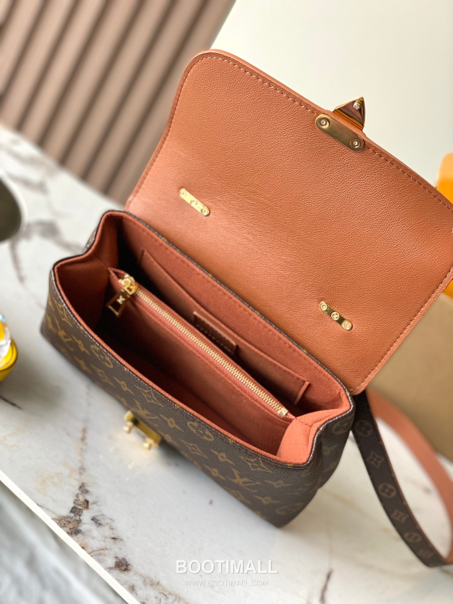 Louis Vuitton Madeleine BB Calfskin Leather Top Handle Bag with Flap Lock Detail 루이비통 마들렌 BB 카프스킨 탑핸들 플랩락 토트백 M27511 24cm 16