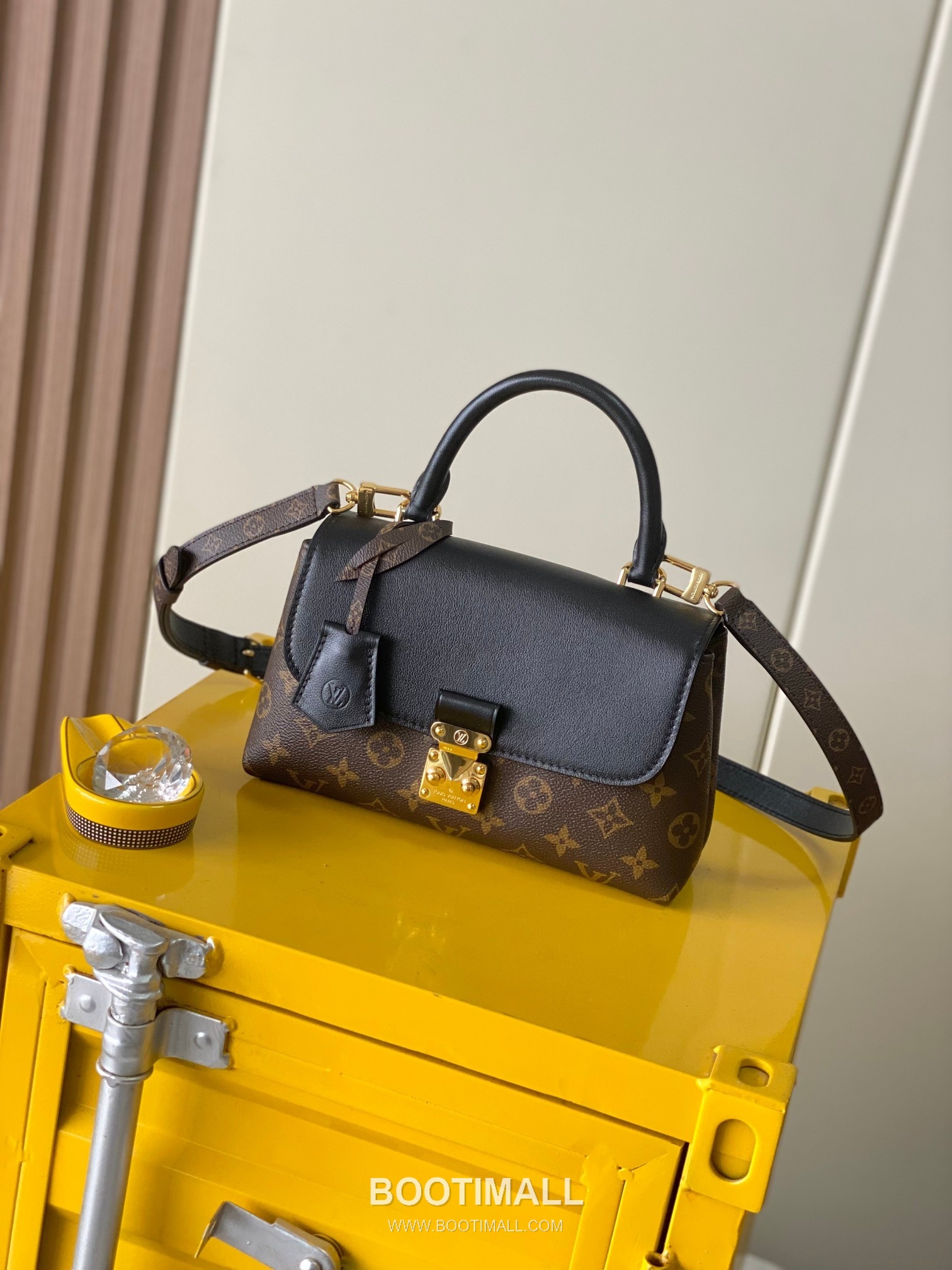 Louis Vuitton Madeleine BB Calfskin Leather Top Handle Bag with Flap Lock Detail 루이비통 마들렌 BB 카프스킨 탑핸들 플랩락 토트백 M27511 24cm 8