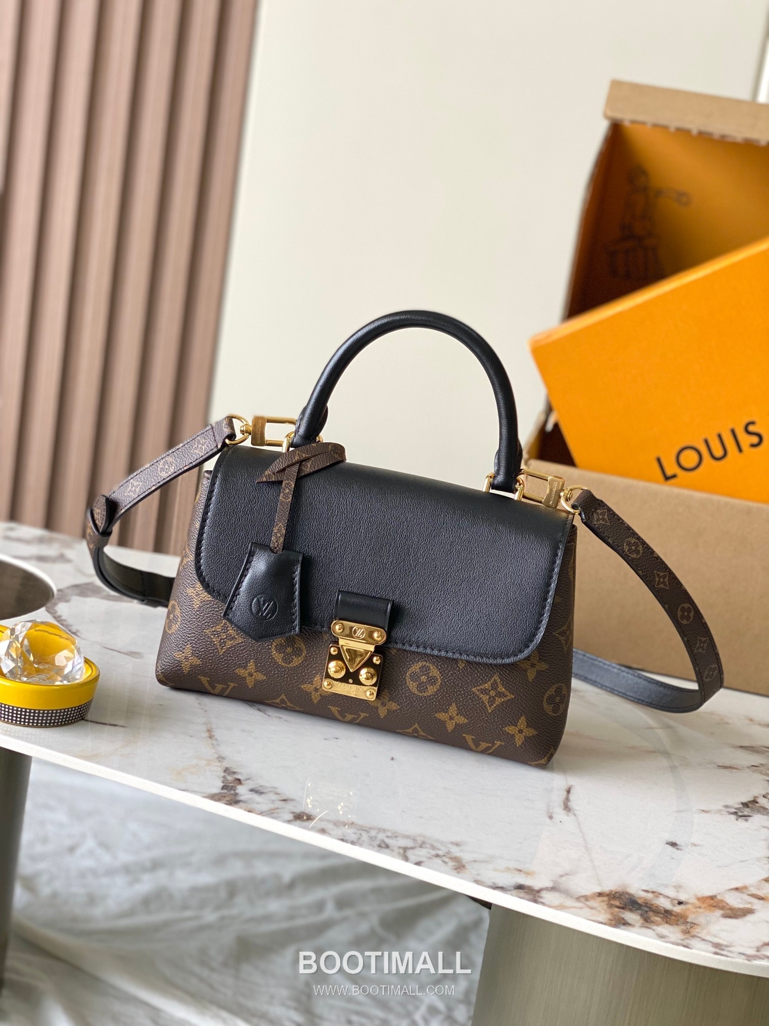 Louis Vuitton Madeleine BB Calfskin Leather Top Handle Bag with Flap Lock Detail 루이비통 마들렌 BB 카프스킨 탑핸들 플랩락 토트백 M27511 24cm 9