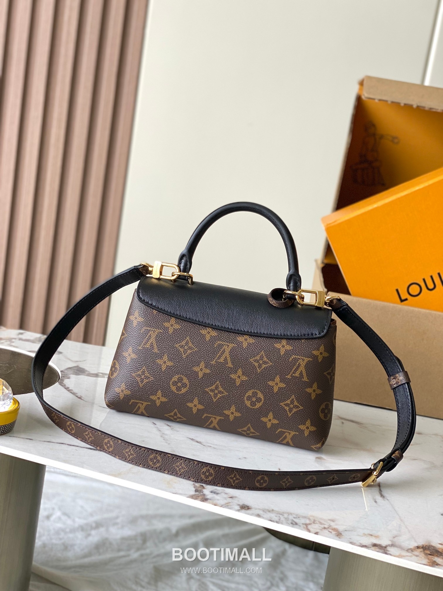 Louis Vuitton Madeleine BB Calfskin Leather Top Handle Bag with Flap Lock Detail 루이비통 마들렌 BB 카프스킨 탑핸들 플랩락 토트백 M27511 24cm 10