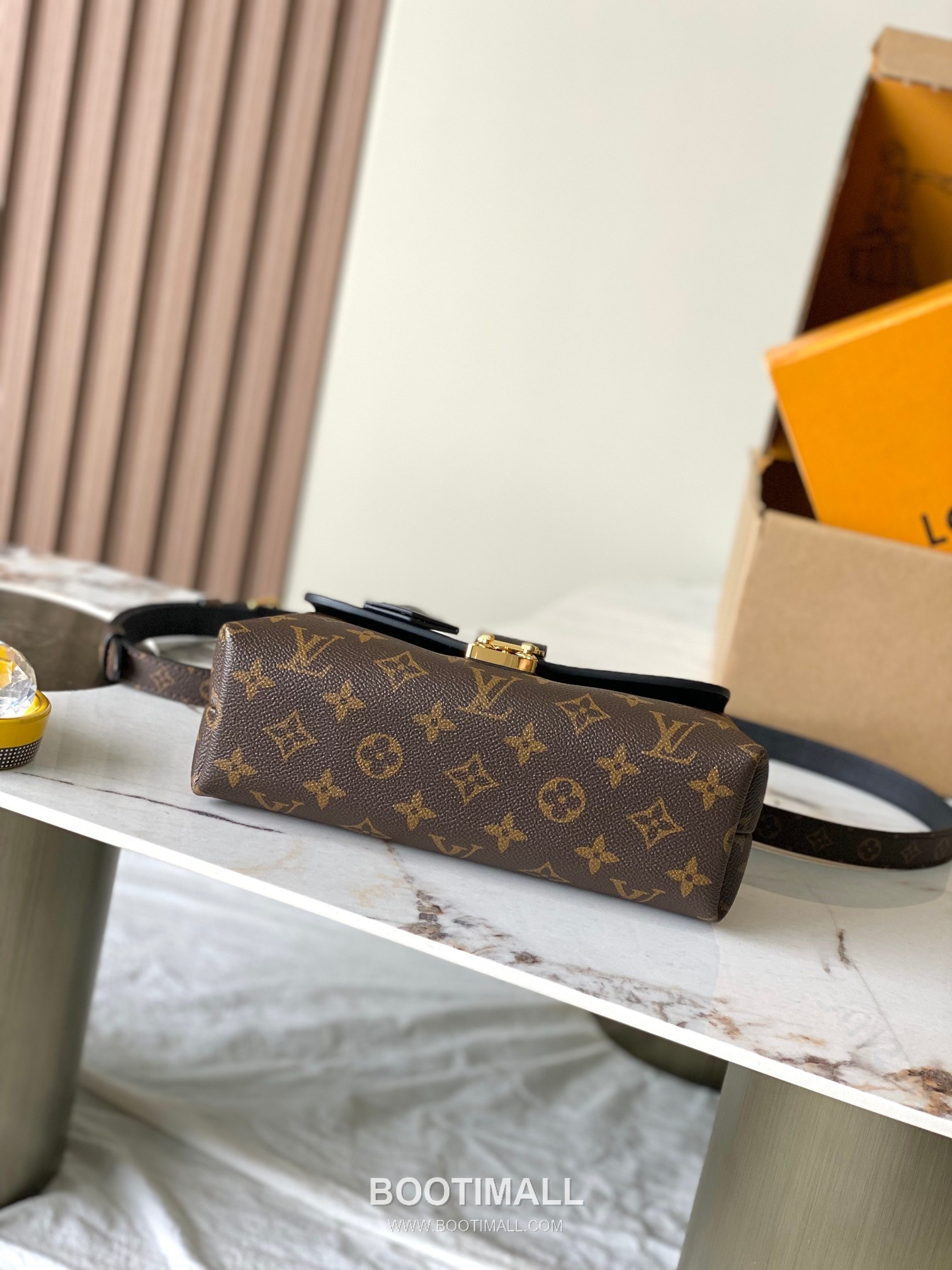 Louis Vuitton Madeleine BB Calfskin Leather Top Handle Bag with Flap Lock Detail 루이비통 마들렌 BB 카프스킨 탑핸들 플랩락 토트백 M27511 24cm 11