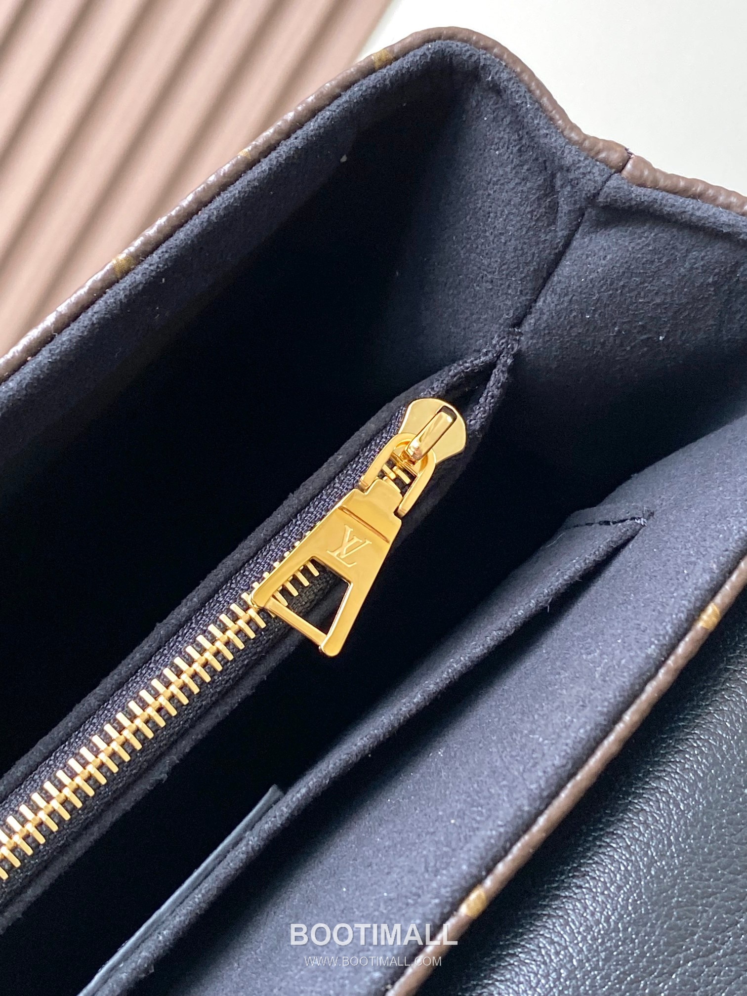 Louis Vuitton Madeleine BB Calfskin Leather Top Handle Bag with Flap Lock Detail 루이비통 마들렌 BB 카프스킨 탑핸들 플랩락 토트백 M27511 24cm 15