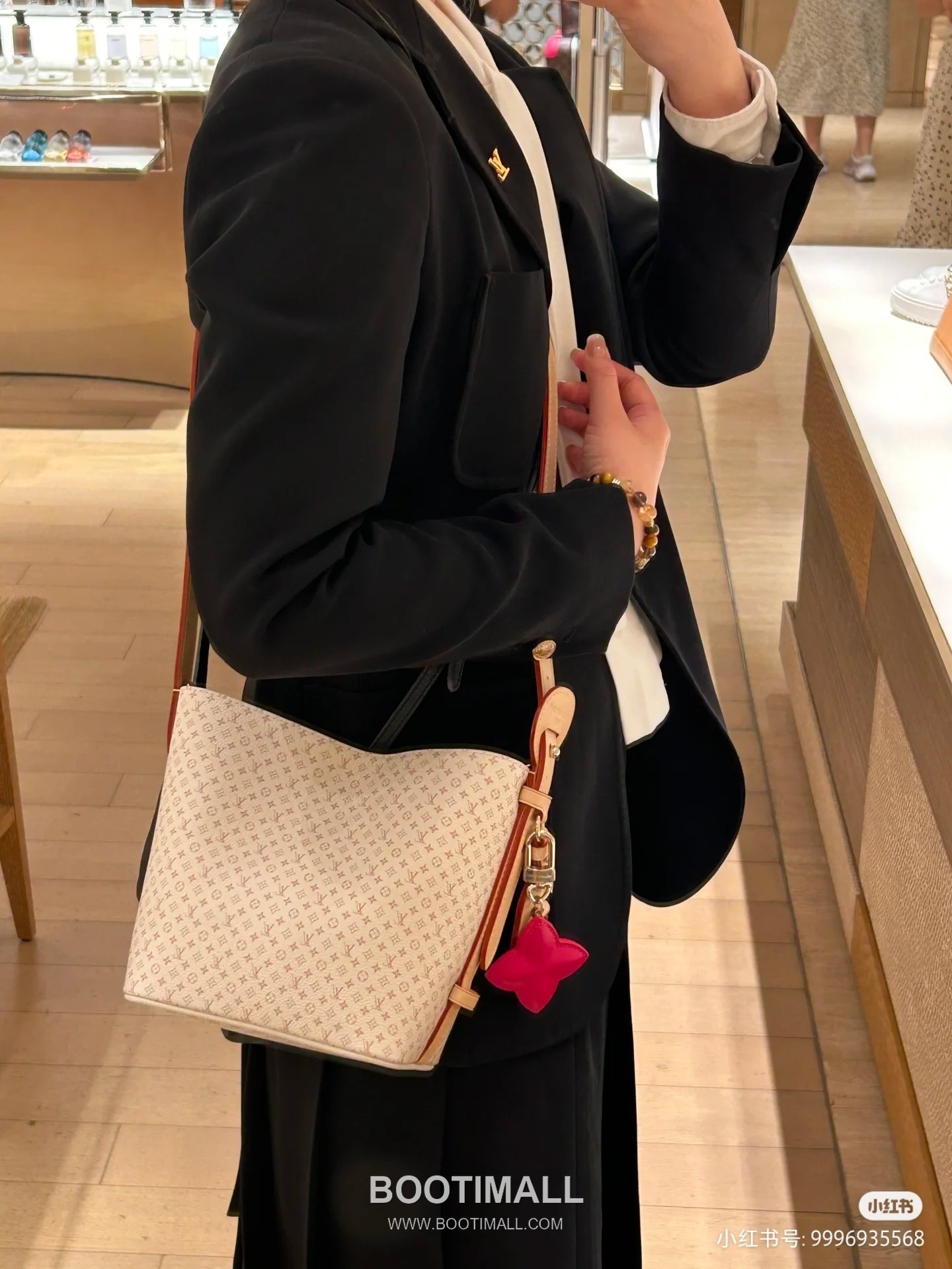 Louis Vuitton All In BB Calfskin Leather Bucket Bag with Logo Strap Detail 루이비통 올인 BB 카프스킨 버킷백 로고 스트랩 M15130 18cm 3