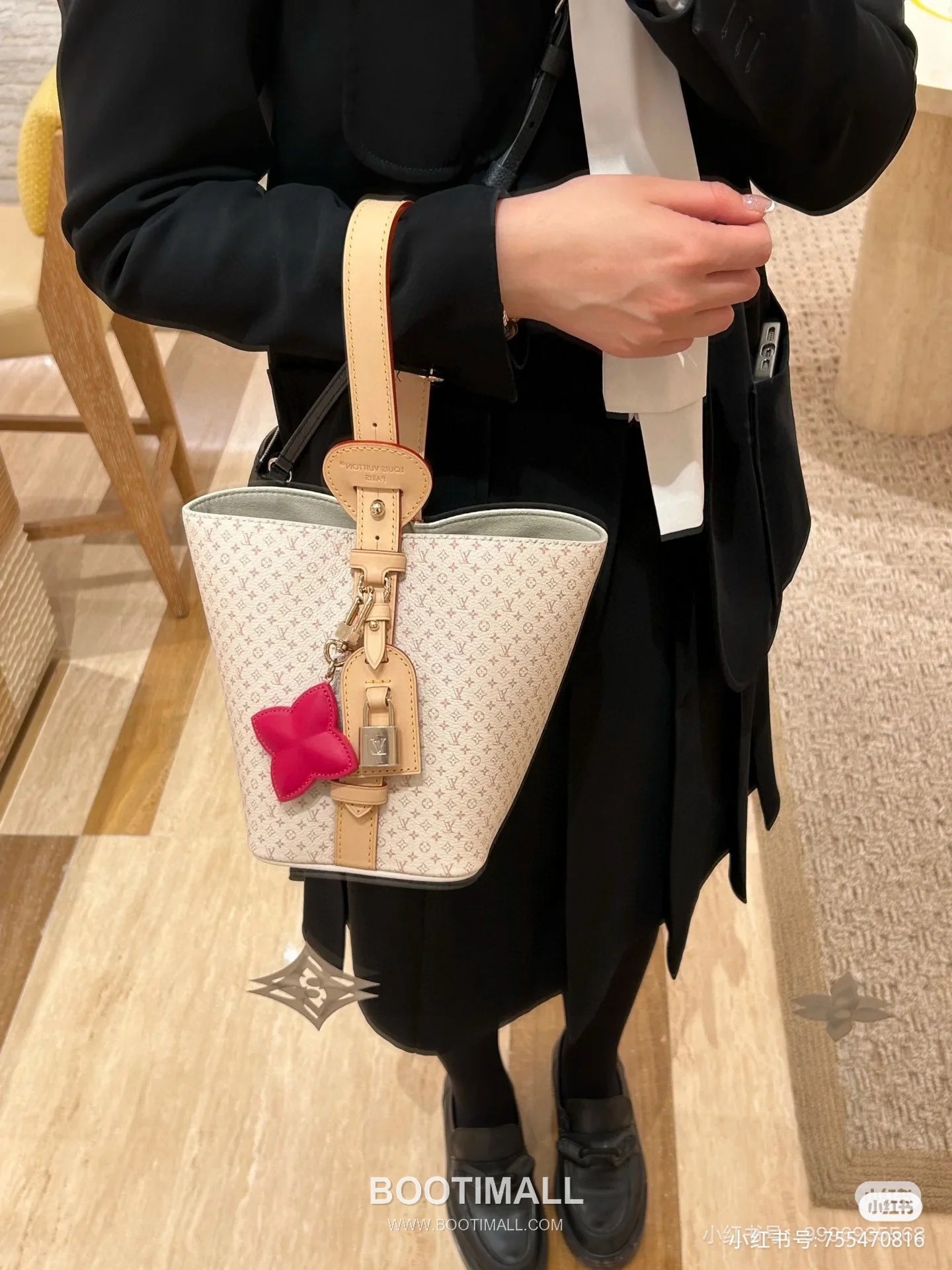 Louis Vuitton All In BB Calfskin Leather Bucket Bag with Logo Strap Detail 루이비통 올인 BB 카프스킨 버킷백 로고 스트랩 M15130 18cm 5