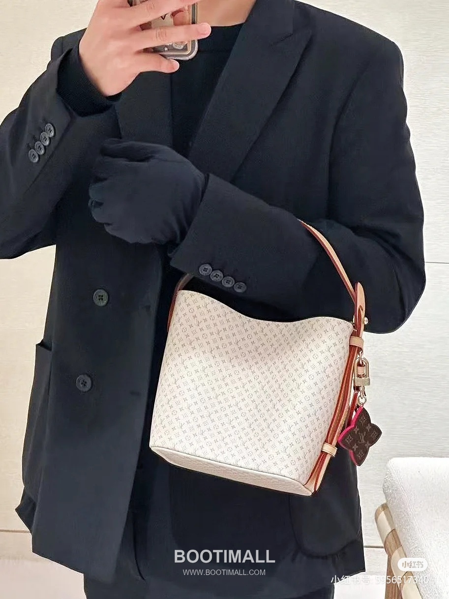 Louis Vuitton All In BB Calfskin Leather Bucket Bag with Logo Strap Detail 루이비통 올인 BB 카프스킨 버킷백 로고 스트랩 M15130 18cm 8